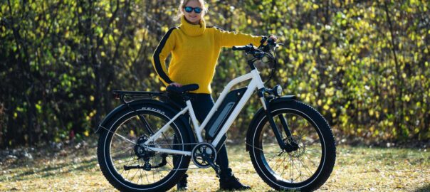 fat ebike donna in campagna